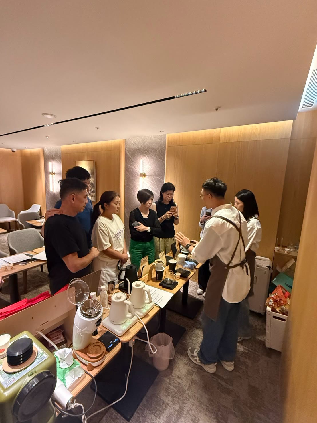 學員圍在桌邊看手沖示範