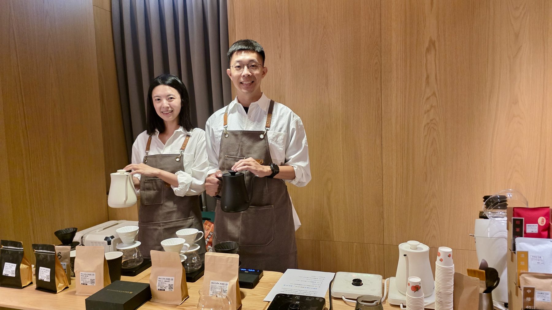 講師阿勳與露露於教室中合影，手持手沖壺