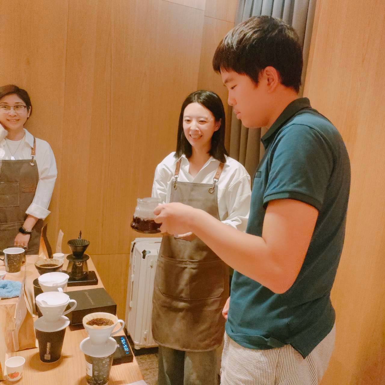 學員端著剛沖好的咖啡，露露在一旁